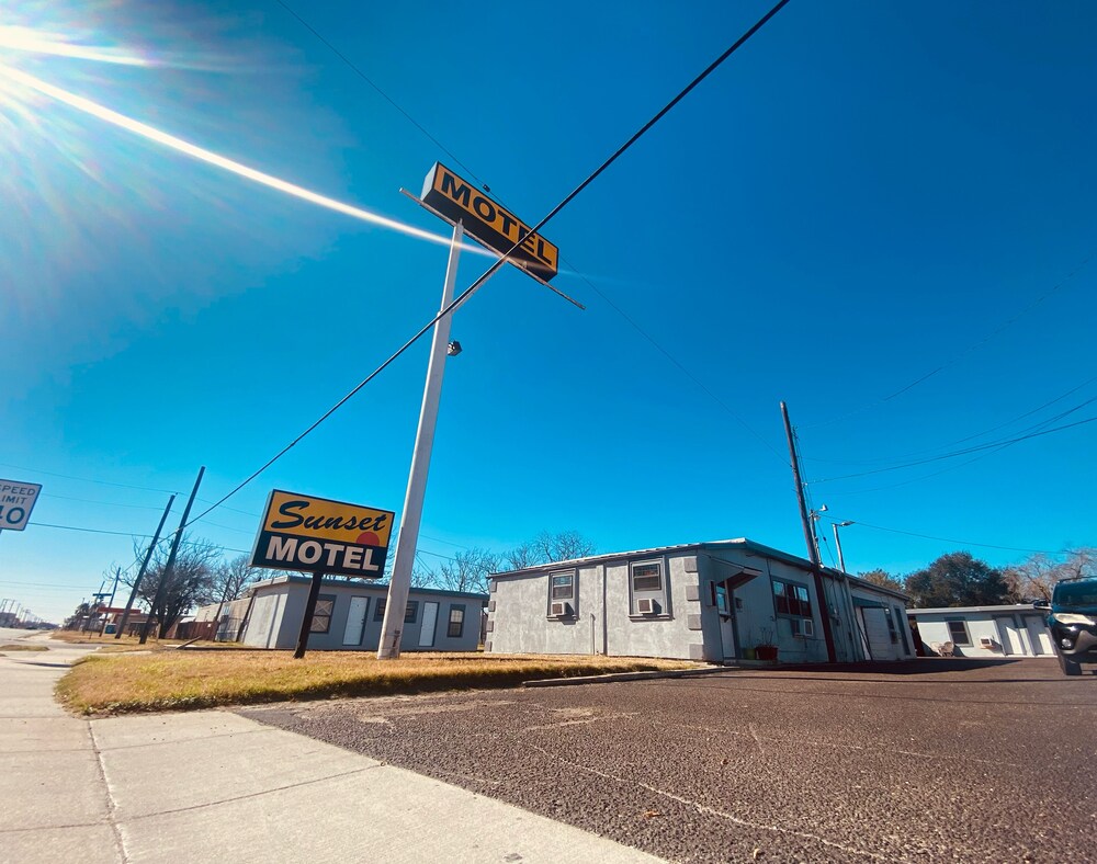 Sunset Motel - Property Image 2