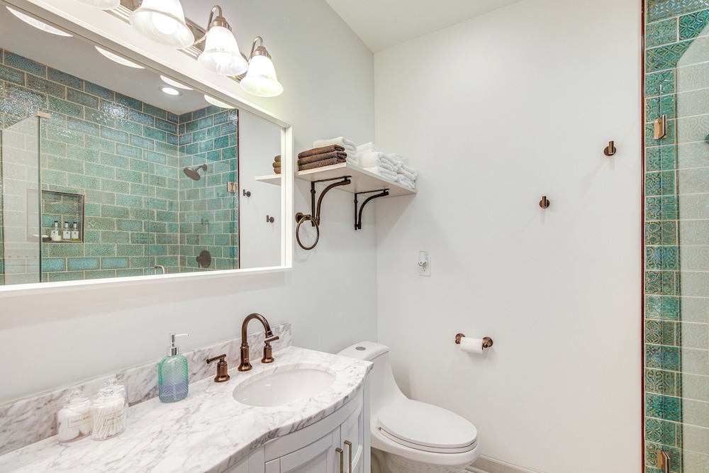 Walk to Eats: Midtown Memphis Home w/ Patio!