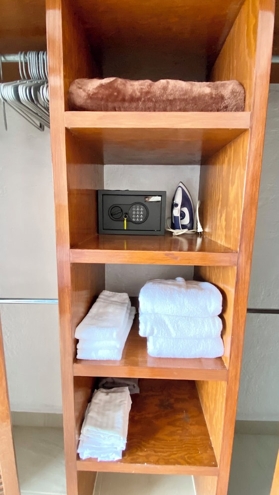 Modern LUX Ajijic 2 Bed Home -fantastic Location -bikes - Gym - Pickleball Court