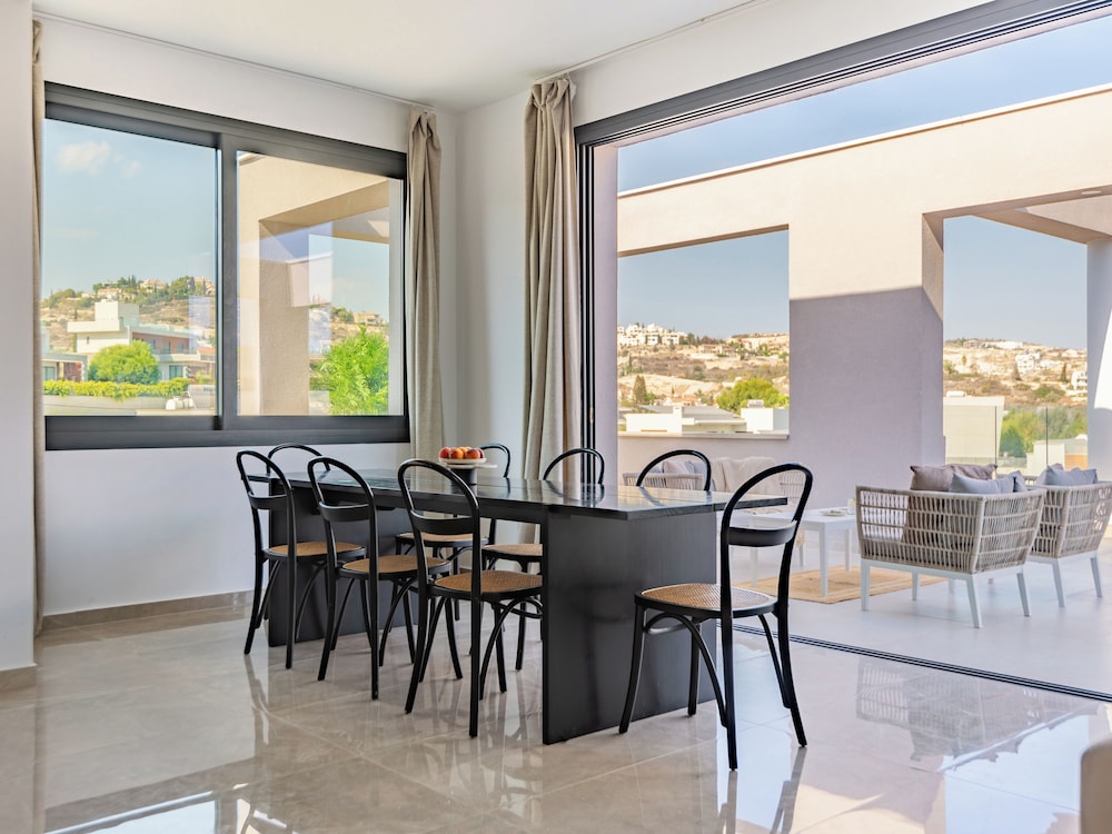 Sanders River Plaza Limassol Apartment