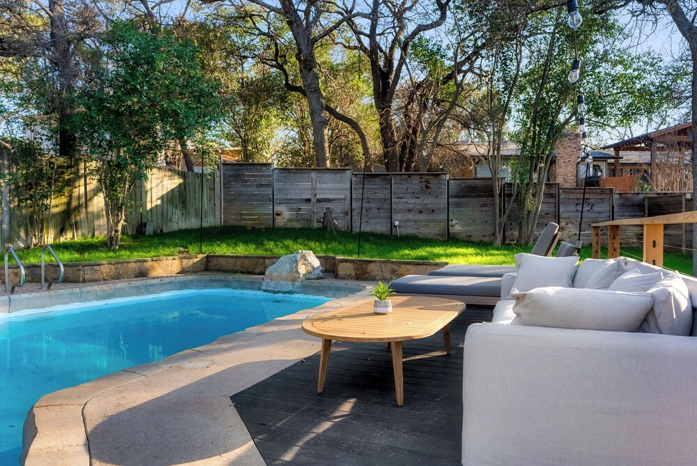 Luxury Zilker Home Pool Hot Tub Kitchen