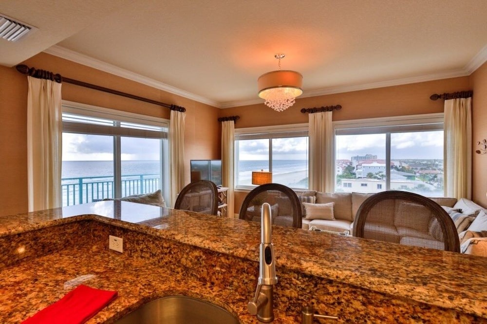 Oceanfront Condo With Beautiful Views 2 Bedroom Condo