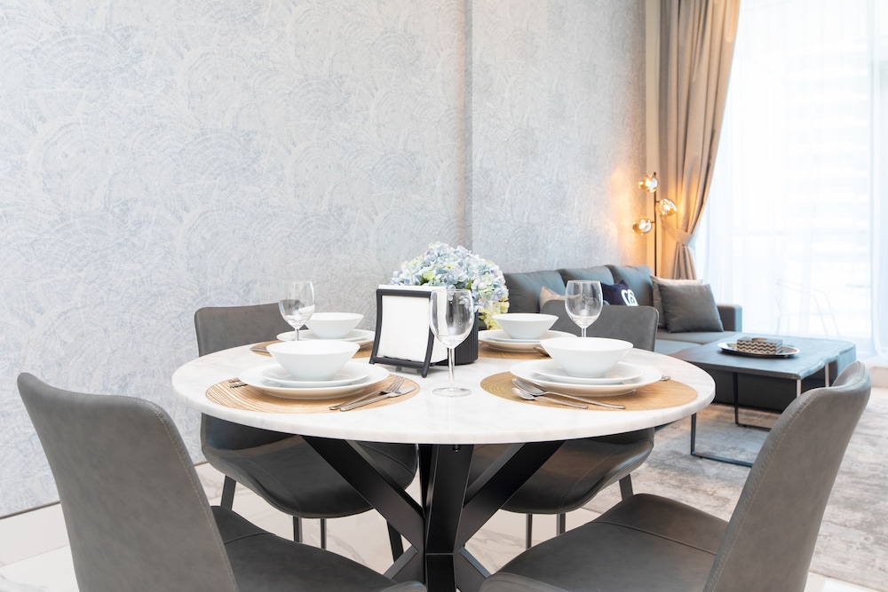 SIMPLY COMFORT Urban Chic Suites in J One Tower City & Canal Views
