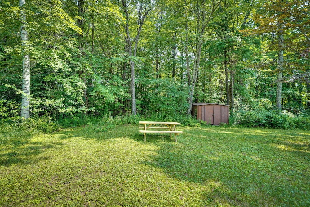 Cozy Becket Cottage Escape w/ Lake Access!