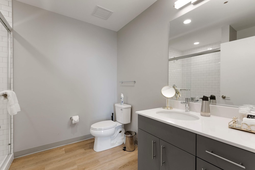 Modern 4BR Free Pkg Near Train Dining