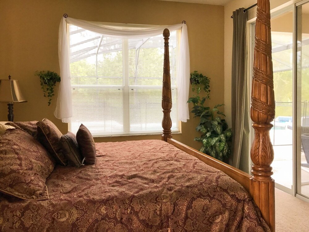 7 Bedrooms in Large Private Vacation Home by Florida Dream Homes - Image 4