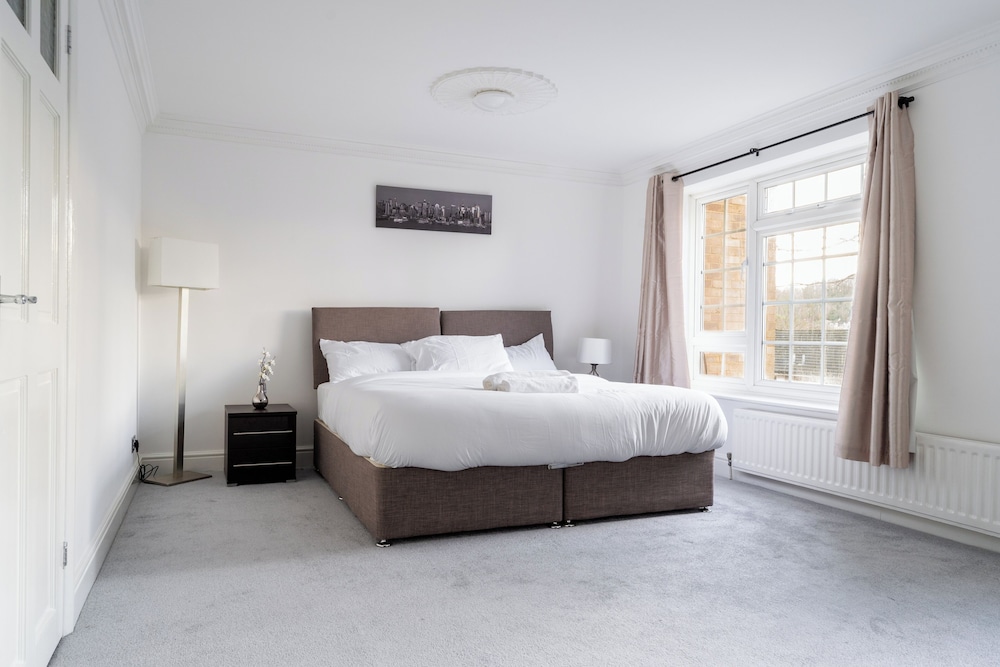 4-bed Home in Purley Near Gatwick Airport London