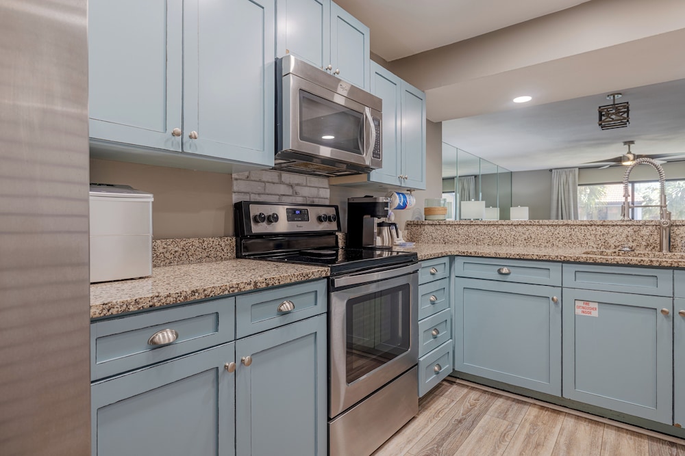 2BR Condo in Edgewater Resort With Golf, Tennis, Pools & Free Tram Service!