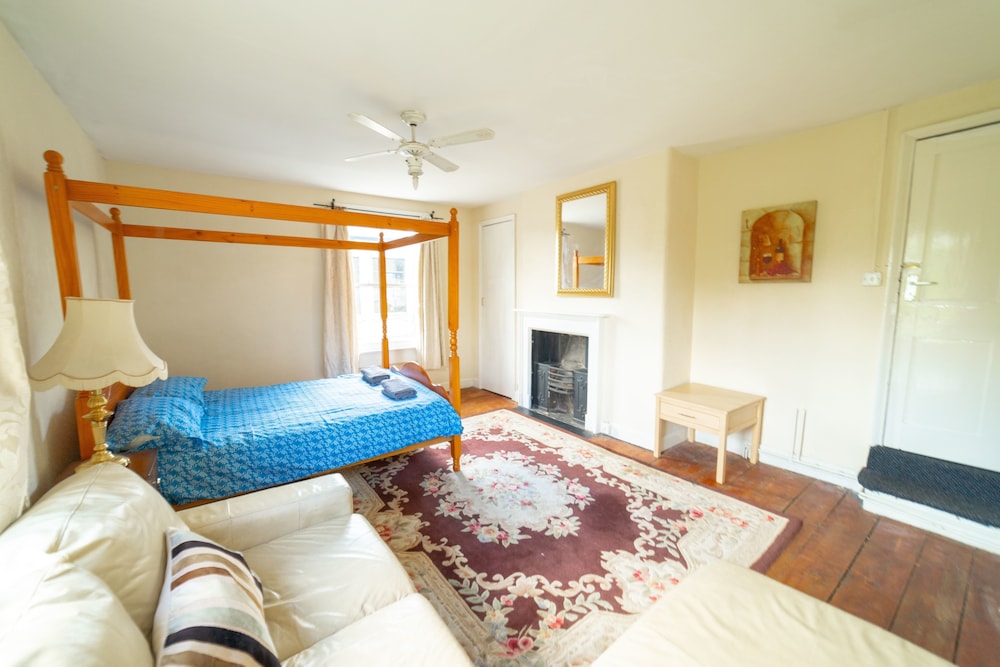 Stag and Hen Friendly House view 4