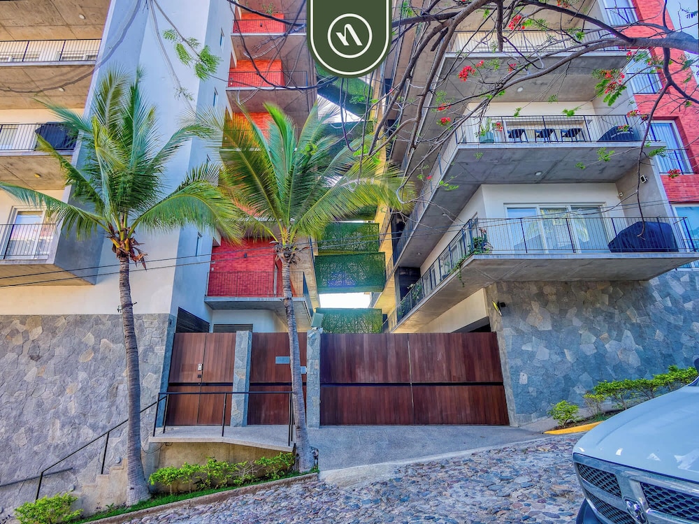 Centric 2BR Condo- Balcony - Rooftop Pool
