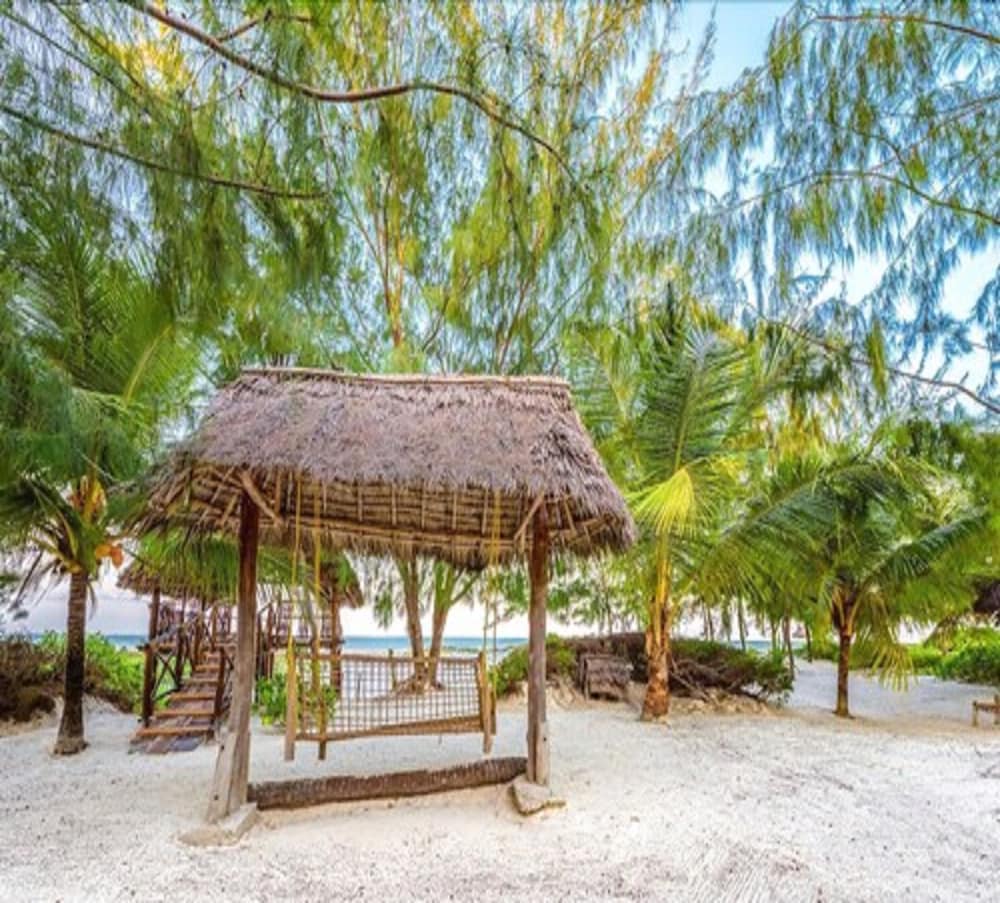 Hakuna Majiwe Beach Lodge