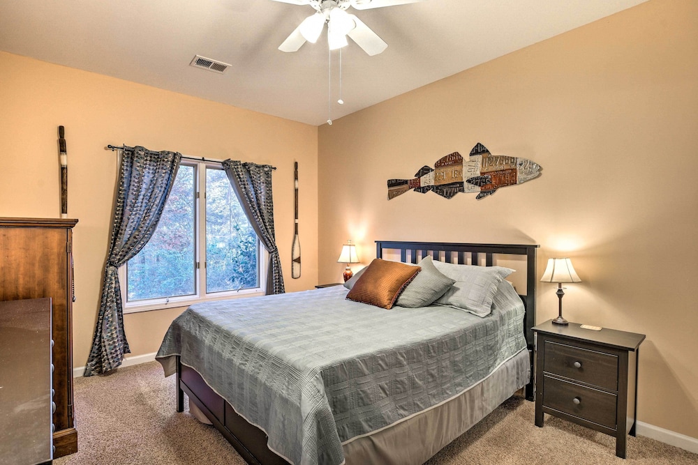 Lake Hartwell Home w/ Private Dock  Hot Tub! - Property Image 11