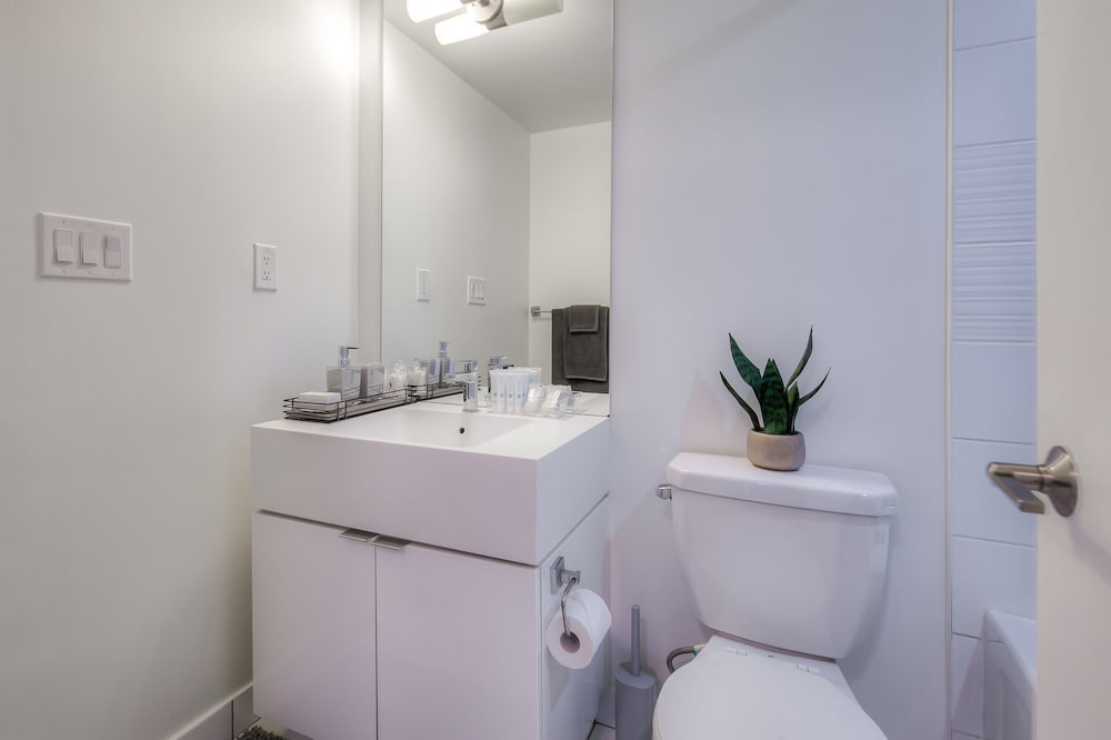 Waterfront Luxury Suites - Image 2