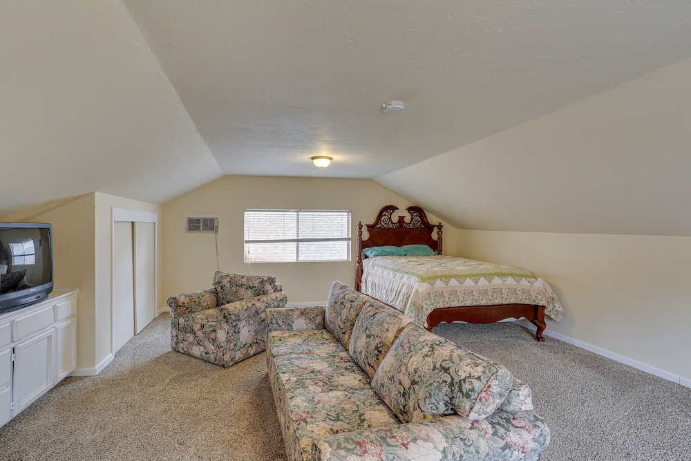 Charming Lakehead Cabin: Walk to Shasta Lake!