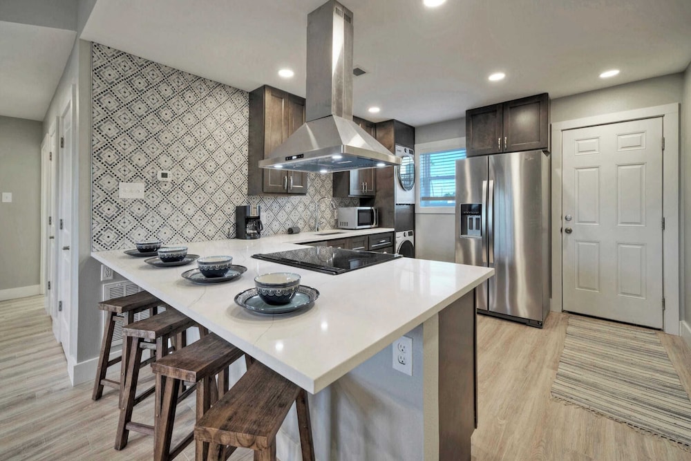 Steps to Sandfest 2 Condos in Beachfront Complex w/ Pool, Pickleball/tennis