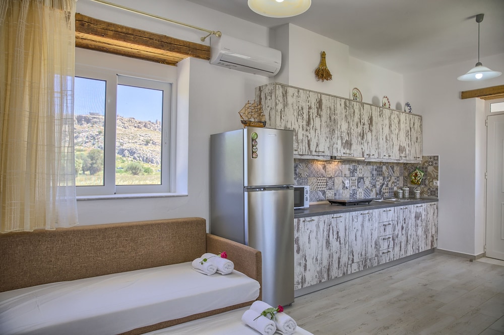 Haraki Stone Apartments