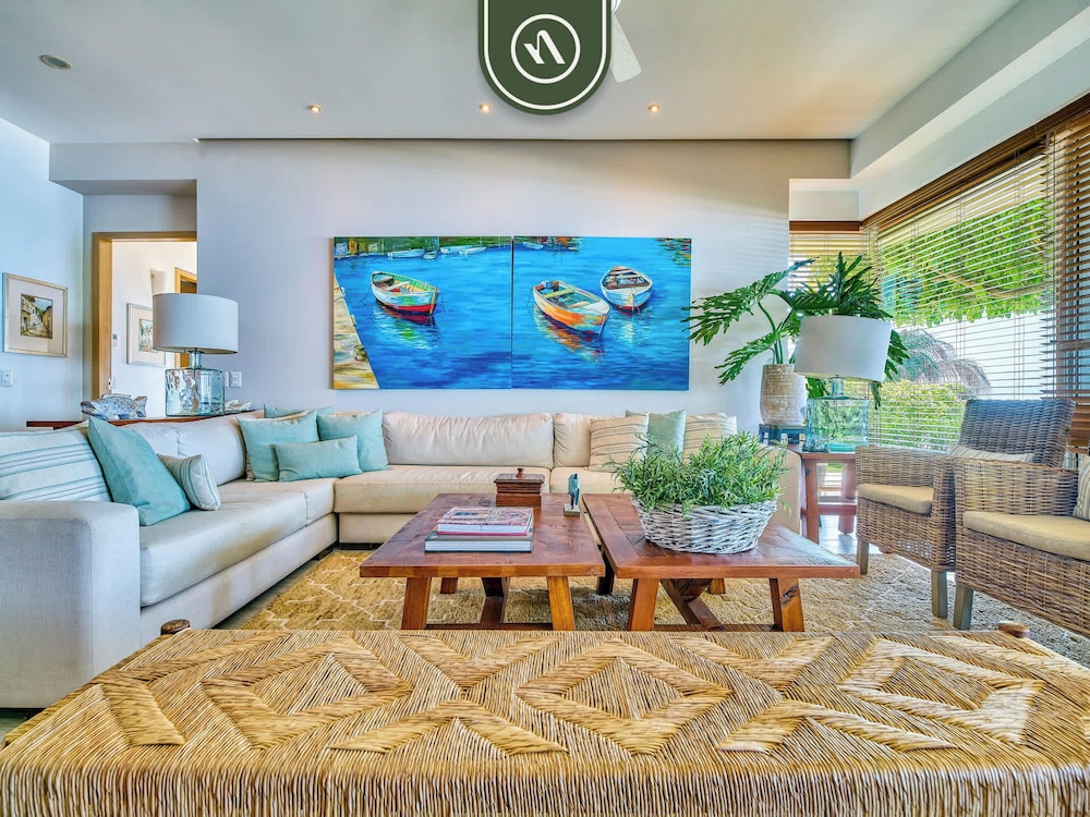 Luxury 4 BR Condo - Private Beachfront Deck With Pool