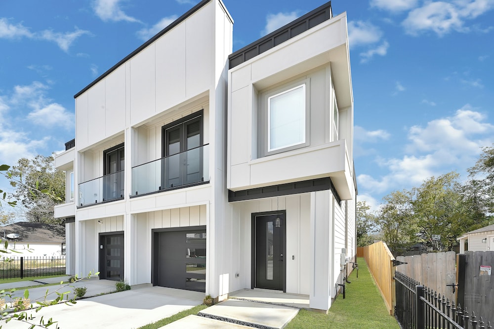 5 Mi to NRG Stadium: Modern Escape w/ Patio & Yard