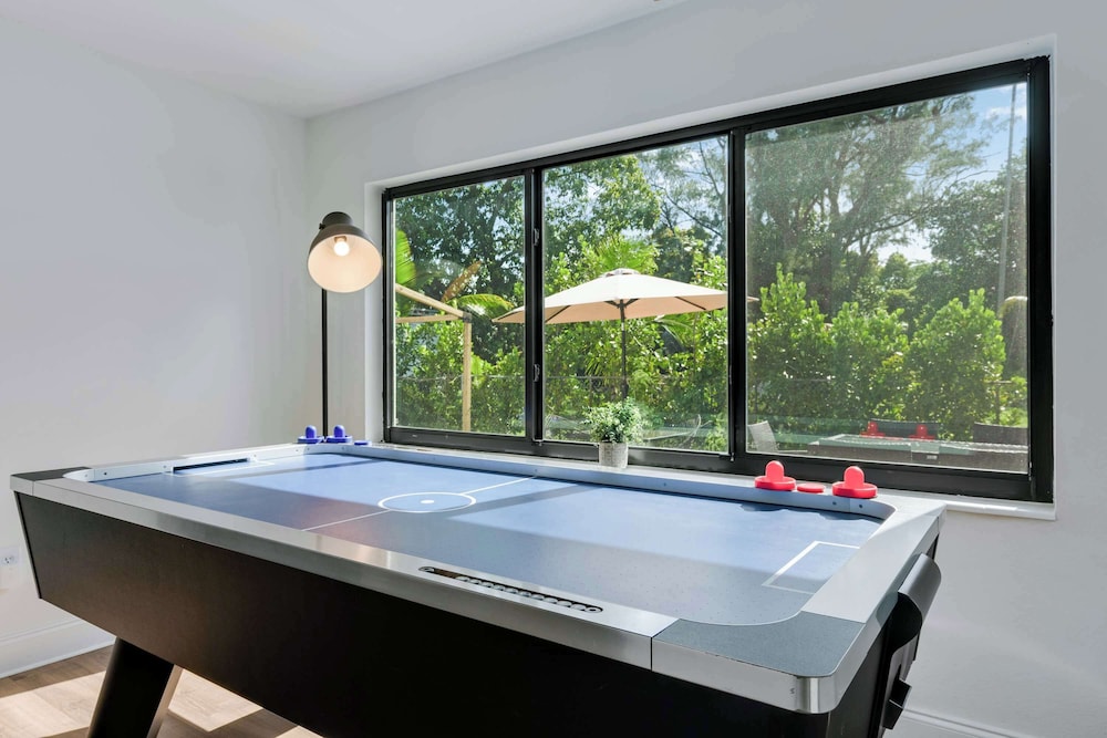 Hidden Bungalow- Peaceful Retreat BBQ and hot tub