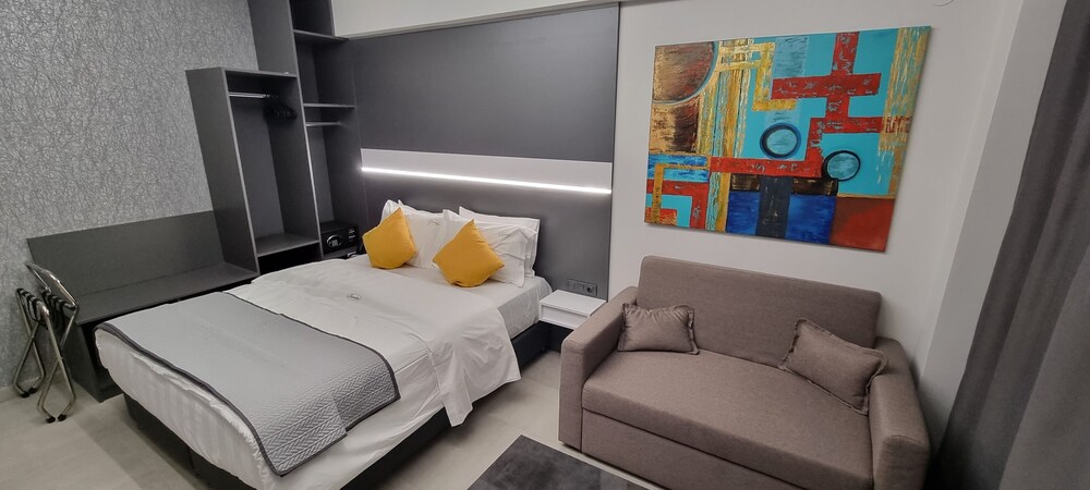 LUXSUITES