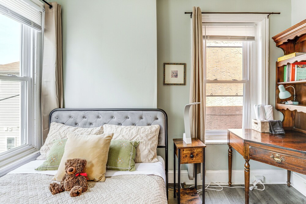 1 Mi to Philadelphia Zoo: Convenient Townhome!