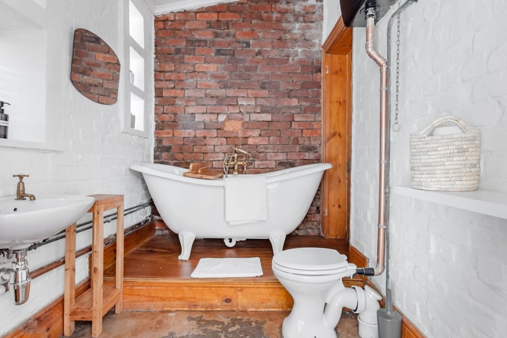 Spacious 3-bed Sunlit Comfort Power Backup