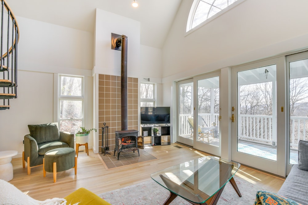 Dreamy Hudson Valley Cottage w/ State Park Views view 4