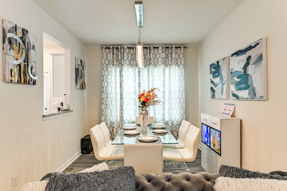 7 Mi to Uptown - Pet-friendly 2-story Townhome!