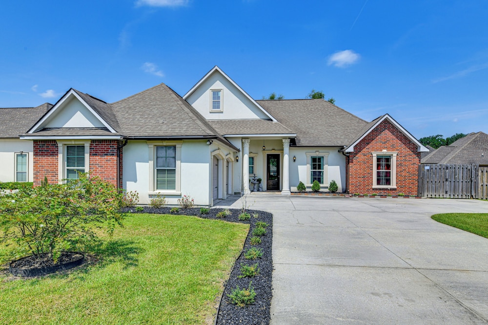 Fenced-in Yard & Pond Views: Home 18 Mi to Lsu!