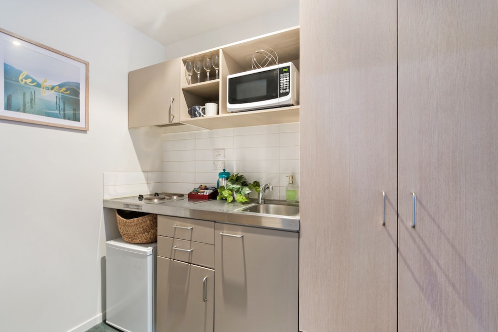 Decorated Central City Apt w 2 Bathrooms view 5