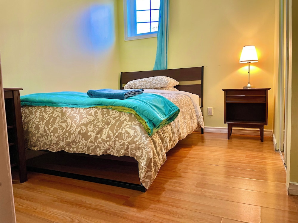 Room around York University Subway - Image 4