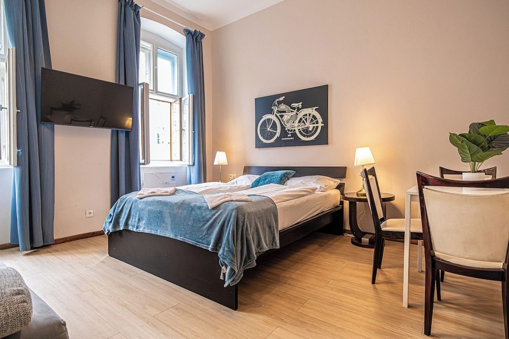 3 Apartments For 16 Near Lugner