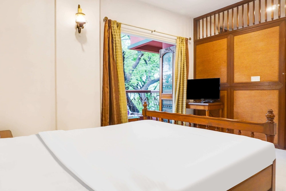 Premium Stays Near Fergusson College