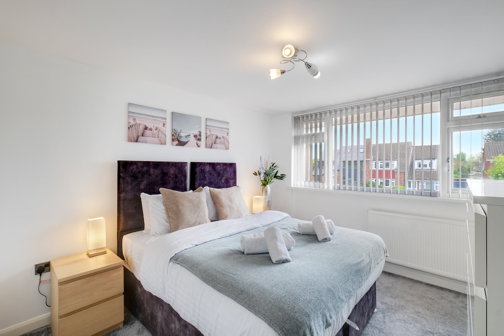 Elegant 5 Bed Home with Garden- Slough