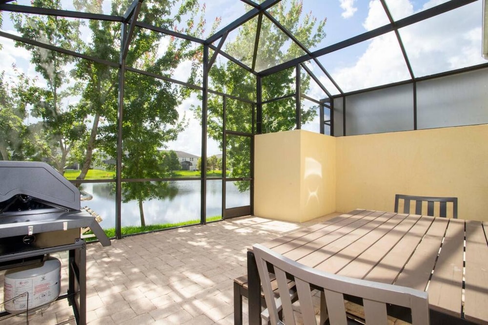Super Near- Parks w Lake Views Ping Pong Table
