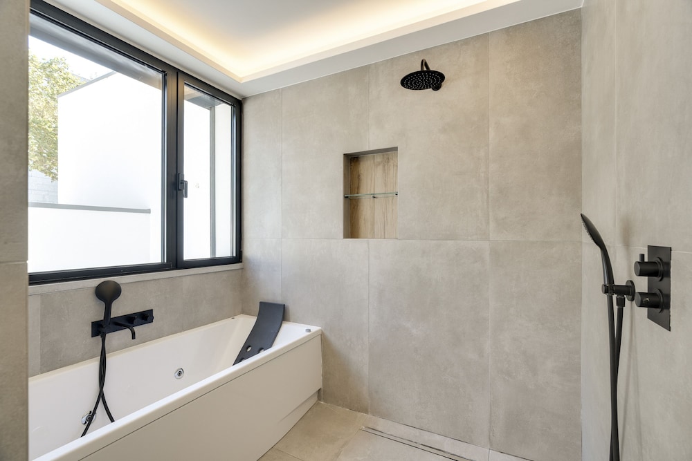 Cascais Contemporary Villa by Cadenzalux