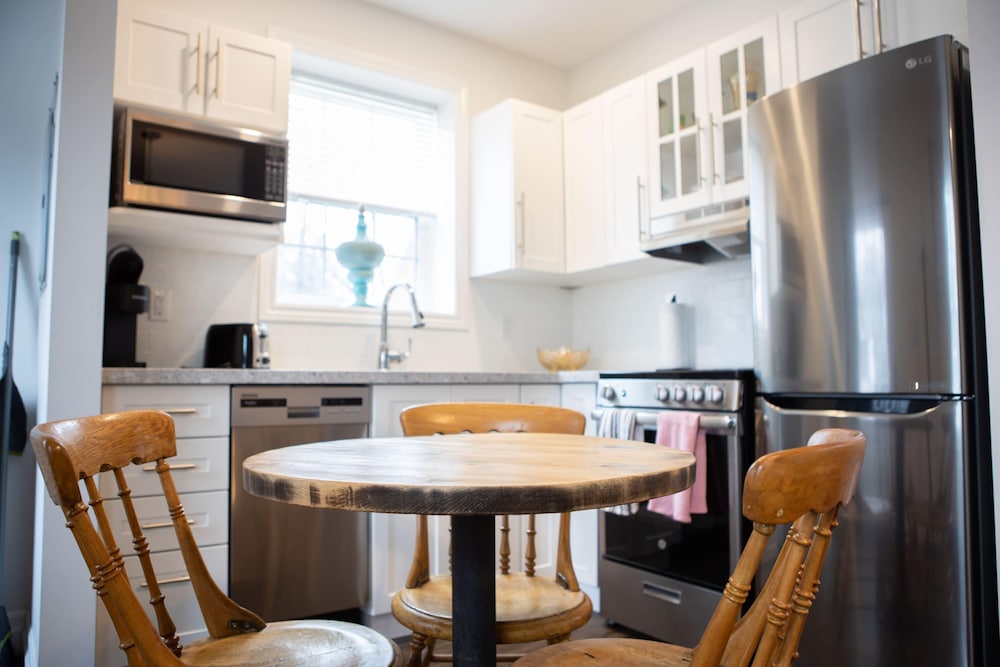 Detached Victorian Style Tiny Home - Long Stays U7