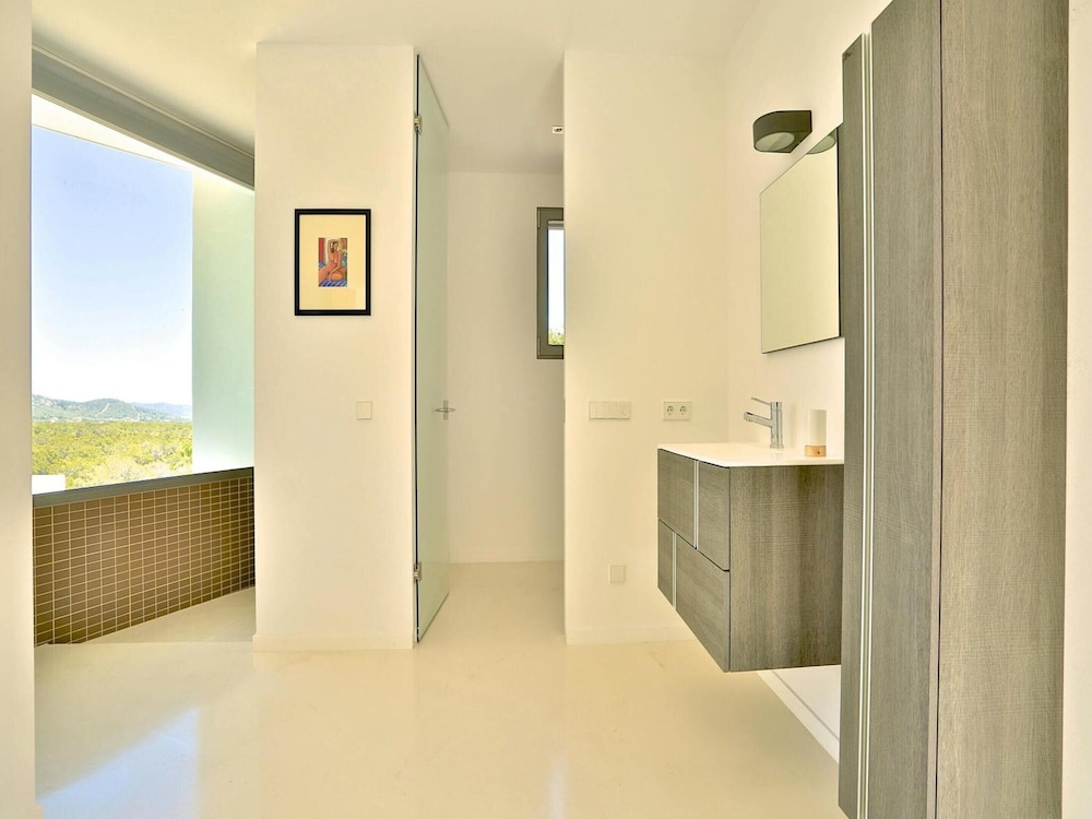 Modern Holiday Home With Vast Terracing