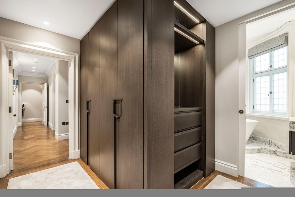 Mayfair Home Private Parking Central AC