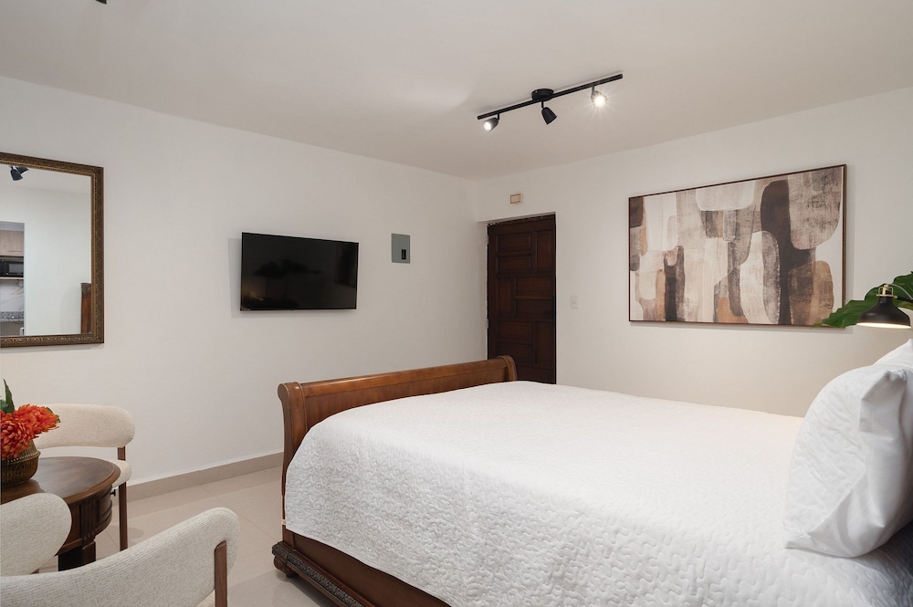 Plaza Colonial Residence By YellowKey