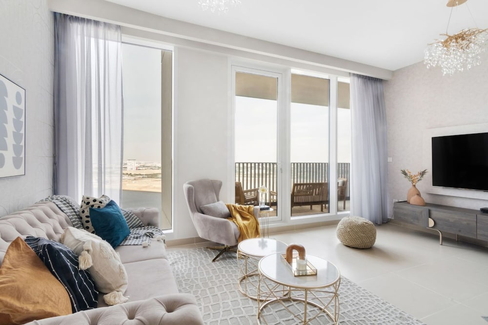 Luxury 2BR at Harbour Gate