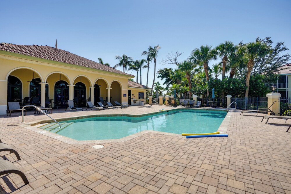 Walk to Marina + Restaurants: Cape Coral Escape!