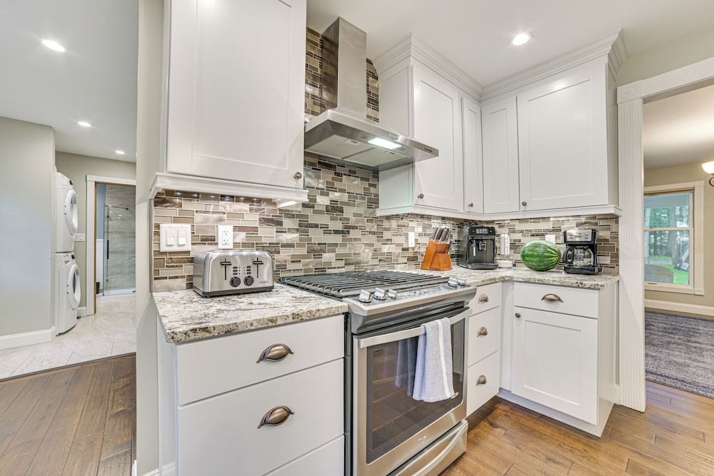 Sunroom, Dining Pavilion & More: Gem on Burt Lake!