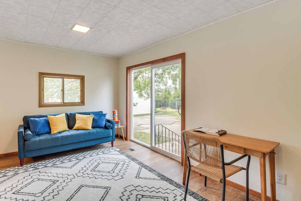 1 Mi to Dtwn Burlington: Modern Home w/ Yard!