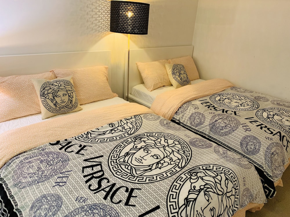 A&A Suites Magnificent 3-BD apt in DT - Image 3