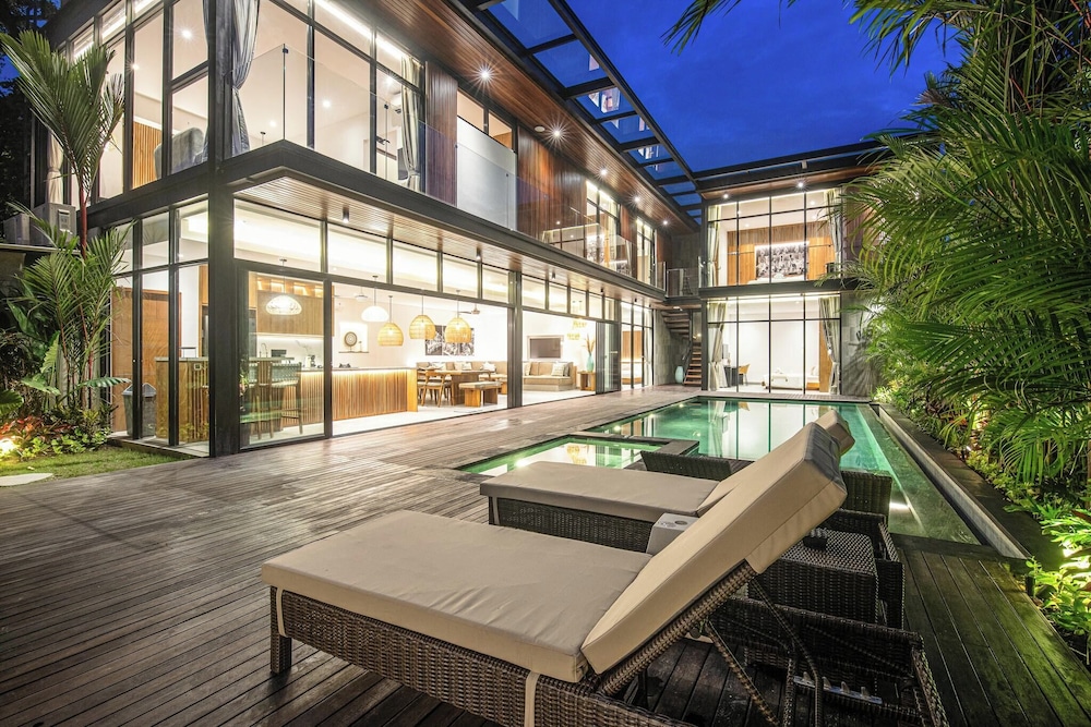 Elegant 6BR Canggu Villa Steps From the Ocean