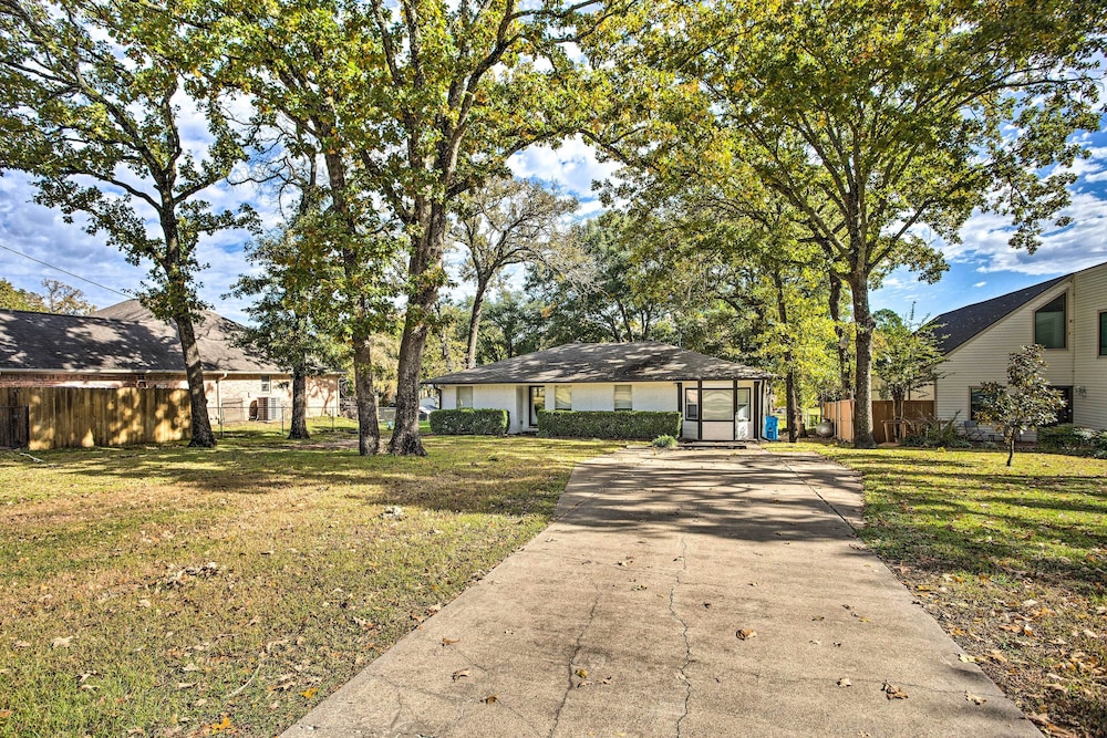 Cedar Creek Lake Home: Private Dock & Hot Tub view 3