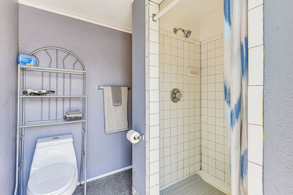 Fort Walton Beach Studio w/ Shared Pool & Patio!