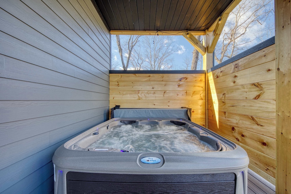 Bearfoot Getaway - New Lux Cabin Hot Tub Pool