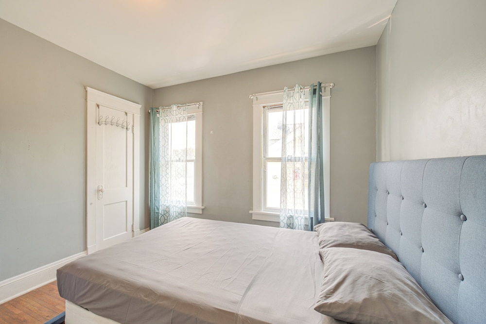 2 Mi to Zoo: Charming Apt w/ Balcony in Cleveland